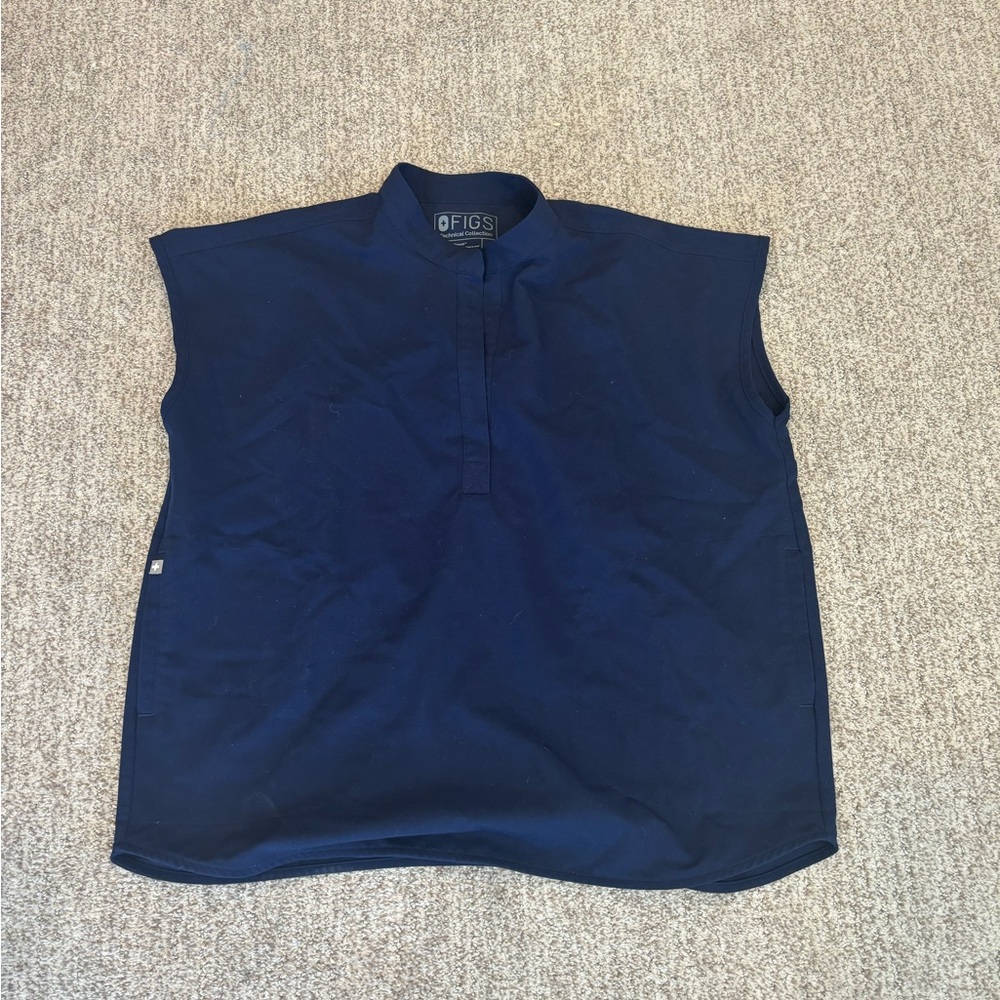 FIGS Rafaela scrub top in Navy size M
